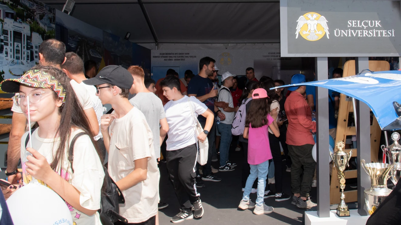 Selçuk Üniversitesinin TEKNOFEST standına yoğun ilgi